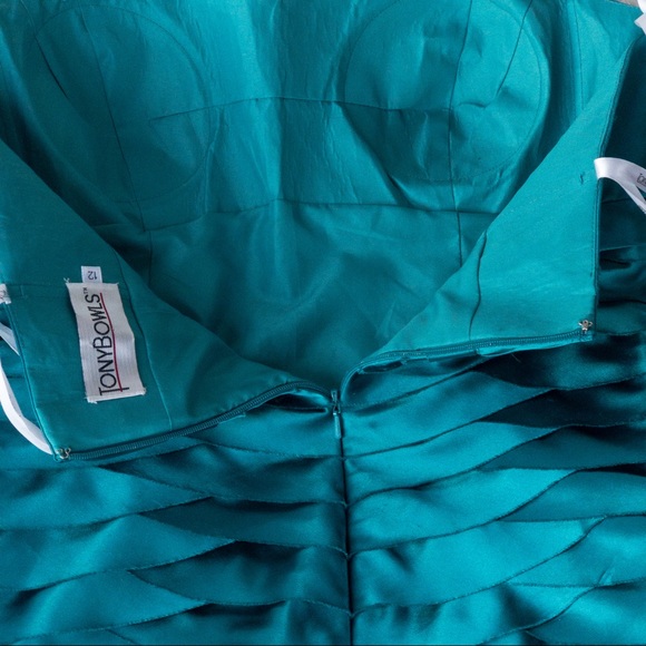 Tony Bowls NWT Dress Size 12 Emerald Green with gorgeous jewelled feature - Picture 14 of 16